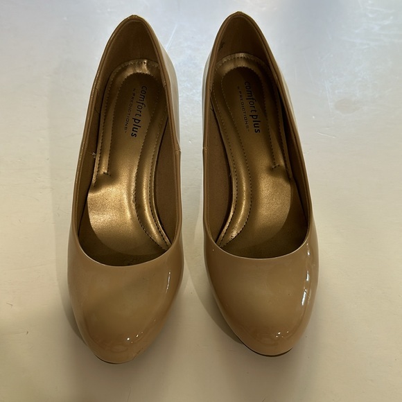 Tan pumps size 7 - Picture 2 of 5